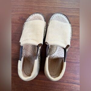 Born Cove Leather Sandals Tan Comfort Slip On Toe Size 8 EU 39 New
